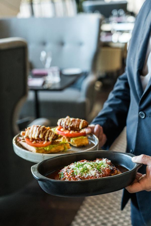 索非亚凯悦酒店 索菲亞 外观 照片 A waiter serving food