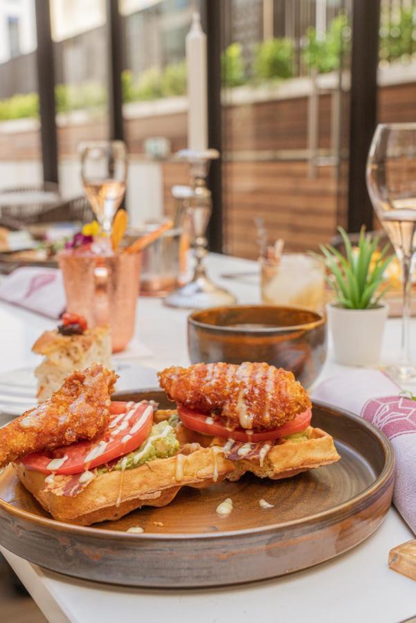 索非亚凯悦酒店 索菲亞 外观 照片 A chicken schnitzel