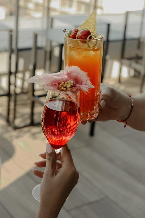索非亚凯悦酒店 索菲亞 外观 照片 A glass of champagne