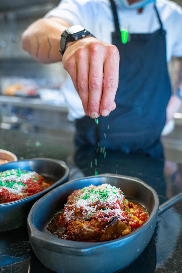 索非亚凯悦酒店 索菲亞 外观 照片 A chef sprinkles green food coloring on a dish