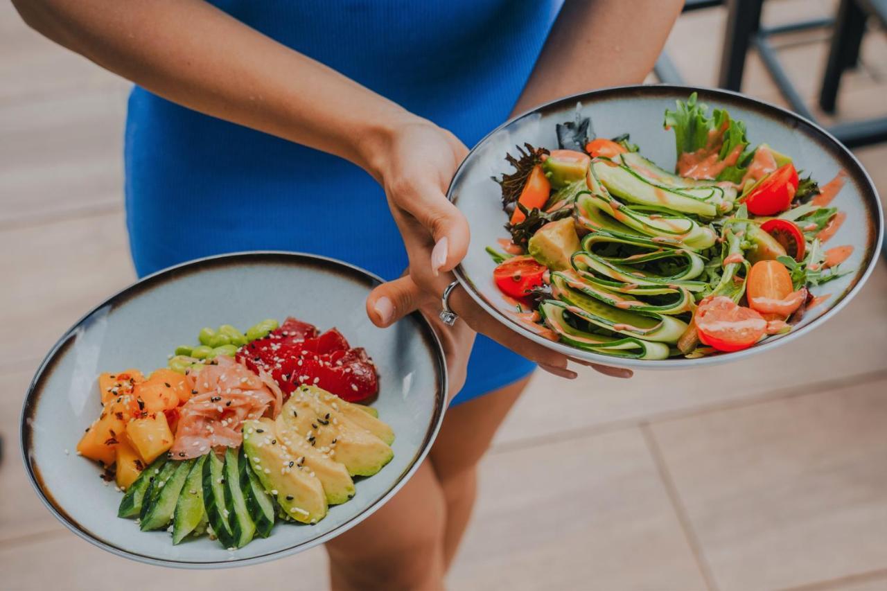 索非亚凯悦酒店 索菲亞 外观 照片 A woman holding two poke bowls