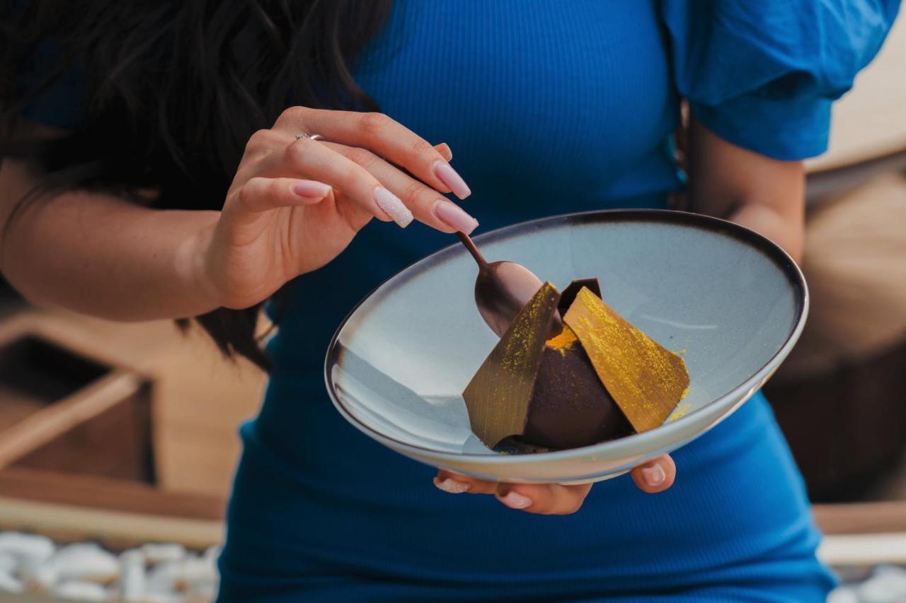 索非亚凯悦酒店 索菲亞 外观 照片 A woman eating a chocolate dessert