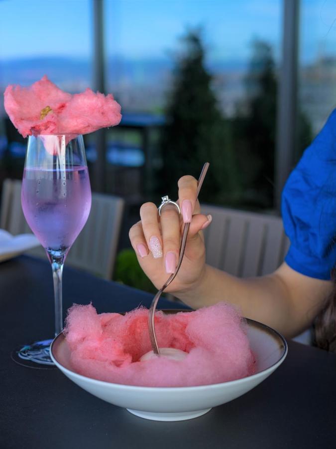 索非亚凯悦酒店 索菲亞 外观 照片 Cotton candy being eaten with a stick
